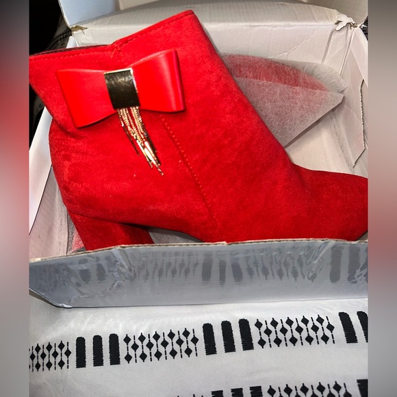Red boots with bow and gold dangle chain - Picture 2 of 4